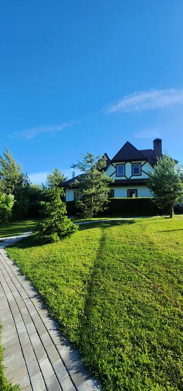 Большой коттедж у озера