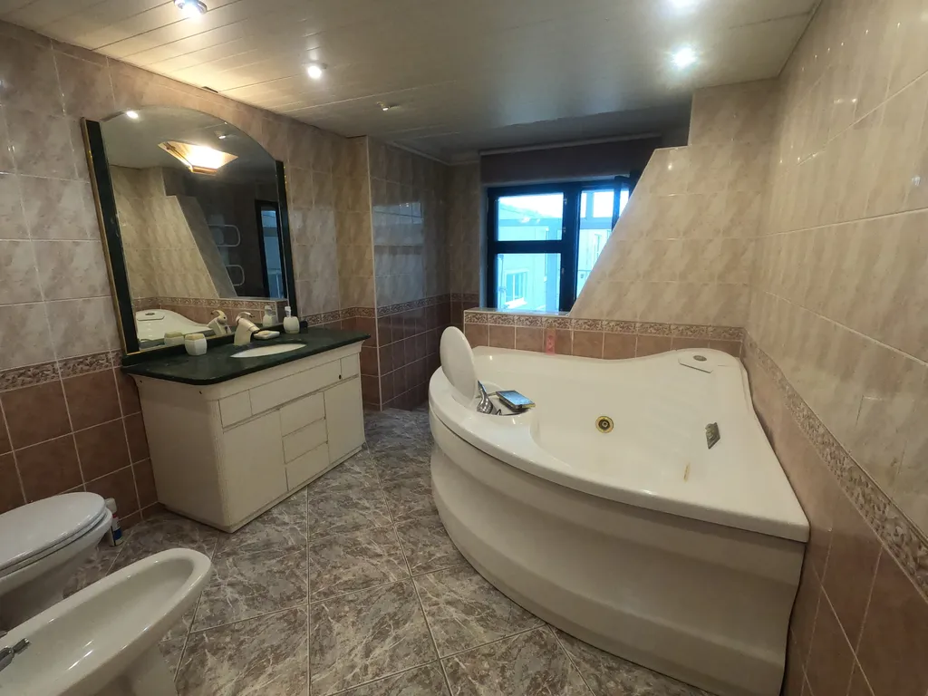 Шикарная квартира в центре города с огромной джакузи в виде сердечка