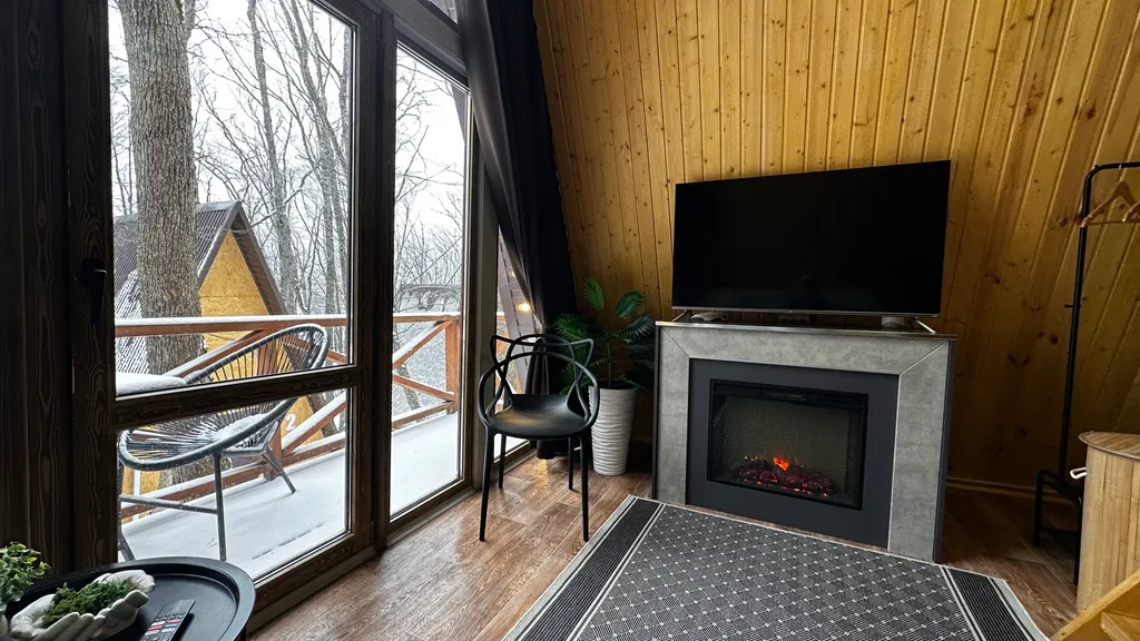 Роскошный дом на территории озера