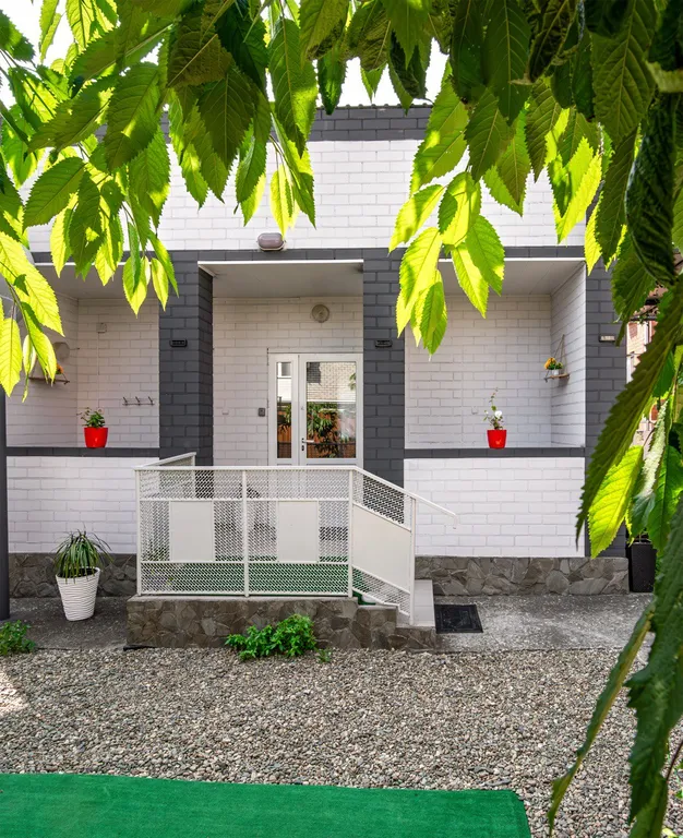 Домик коралл с бассейном в центре