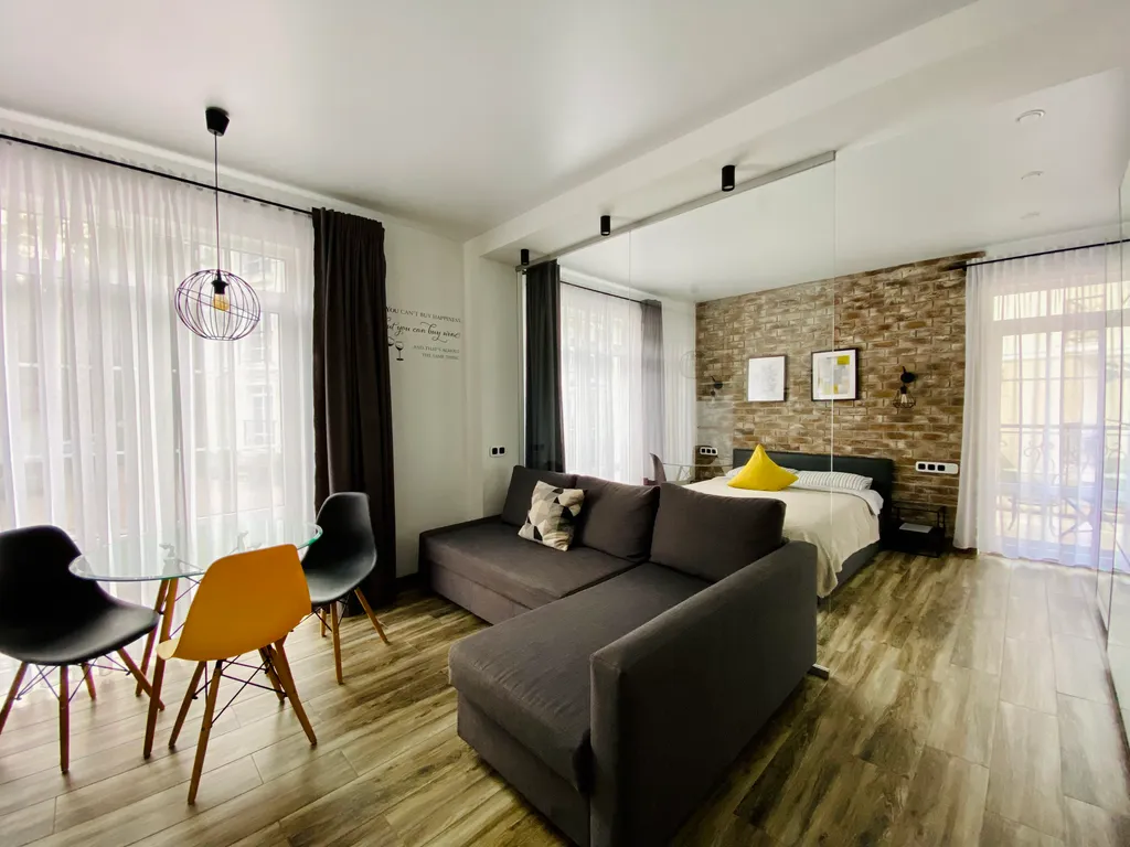 Стильная студия у моря с камином