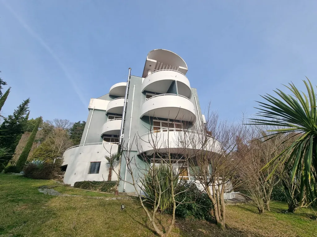 Вилла с открытым бассейном и видом на море