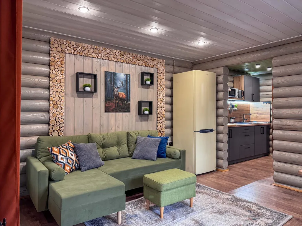 Дом сруб с чаном в лесу