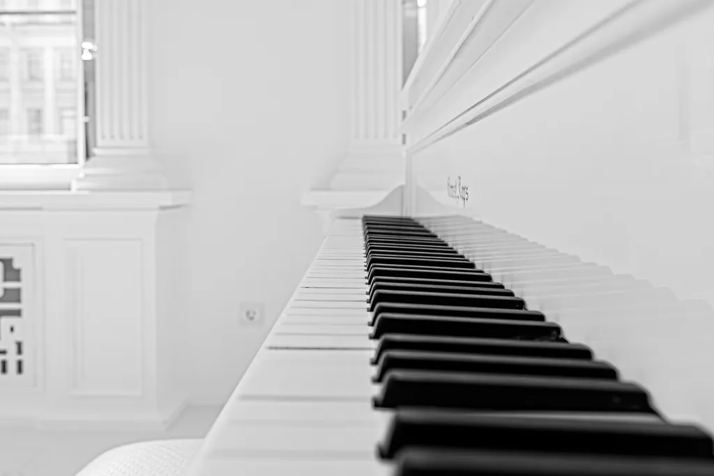 Белые двухъярусные апартаменты с балконом и видом на Невский проспект