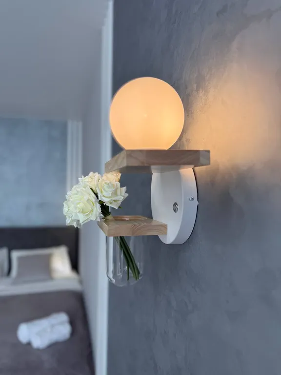 Студия с панорамными окнами и атмосферным видом