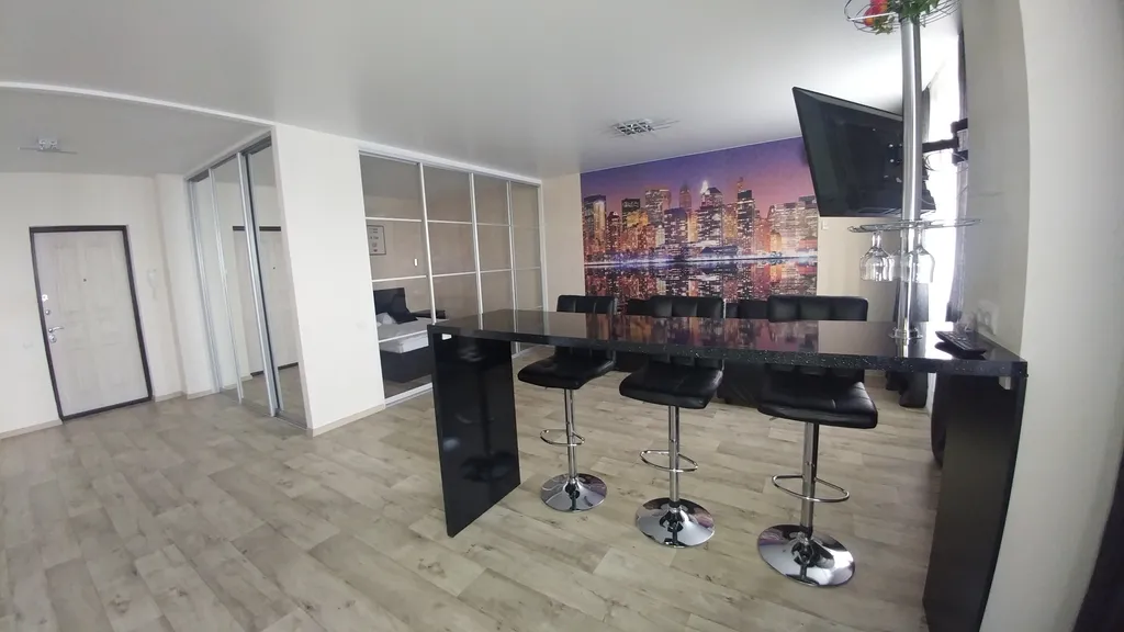 Просторная комфортабельная квартира-студия с дизайнерским ремонтом