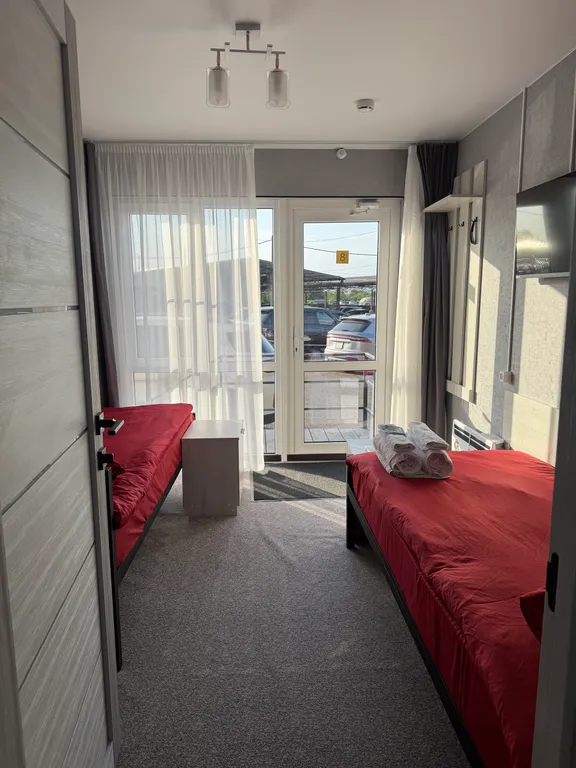 Отель рядом с аэропортом.Трансфер бесплатный, стоянка и столовая рядом