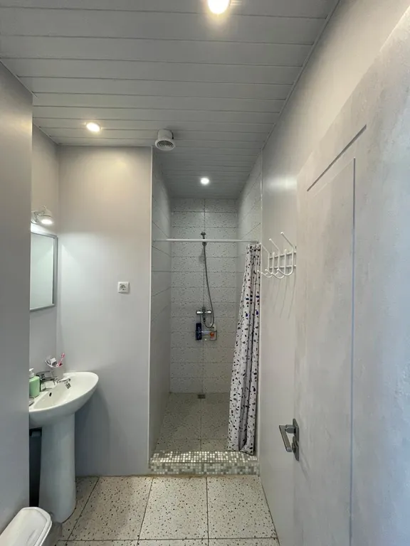 Студия с панорамным видом на озеро