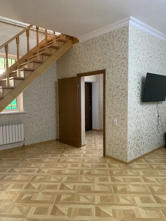 Двухэтажный дом с бассейном, верандой и видом на горы