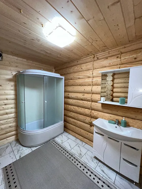 Большой коттедж на побережье озера Тосканка