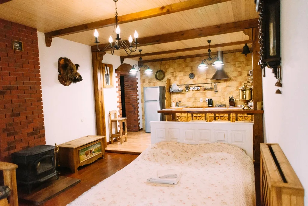 Уютный просторный номер в гостинице в сосновом лесу и на берегу озера