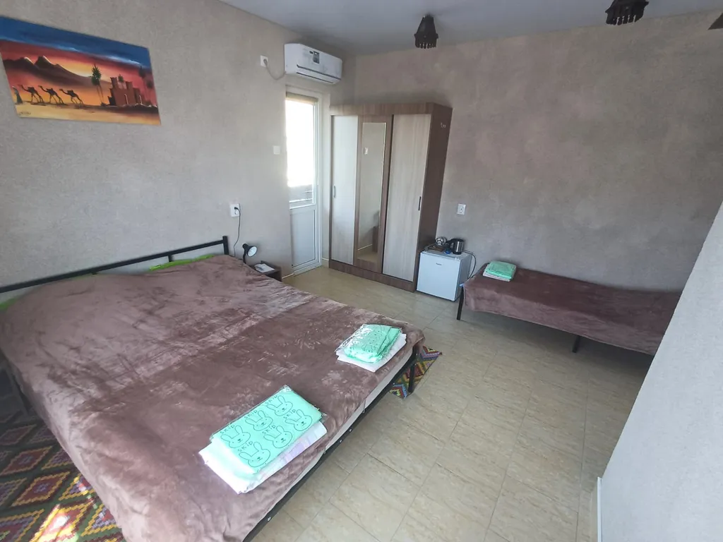 Квартира Трехместная комната с балконом и  видом на вулкан в центре Коктебеля — аренда посуточно в Коктебель