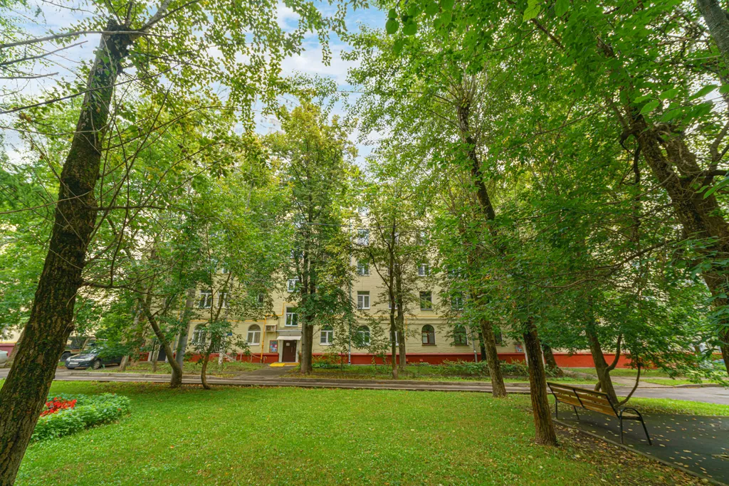 Большая комната с персональным компьютером