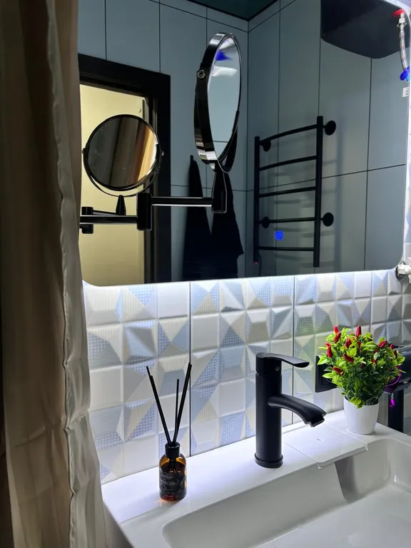 Квартира Потрясающая Студия напротив Терминала в центре Нефтяников — Омск