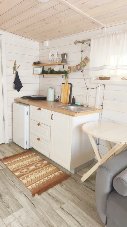 Уютный сканди домик с видом на озеро, баня, чан