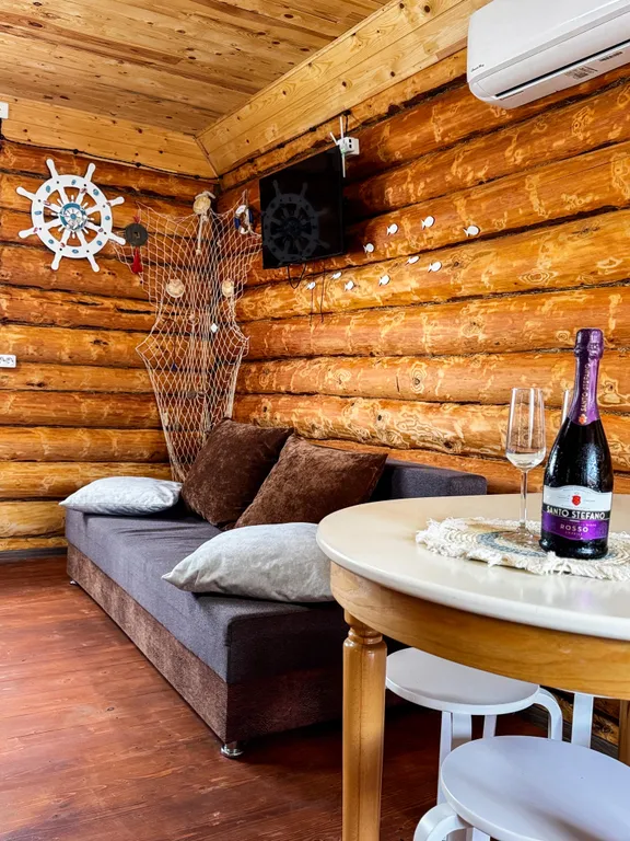 Дом деревянный и кусочек леса под окном