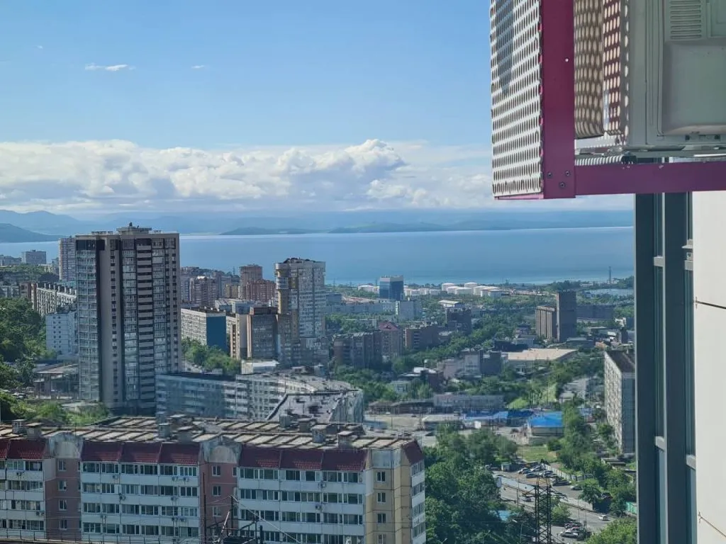 Красивая студия с видом на Золотой мост, город, море