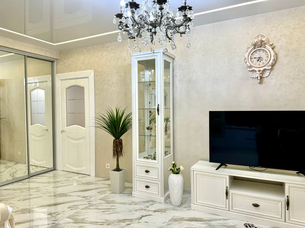 Апартаменты в античном стиле, с джакузи и красивым видом из окна