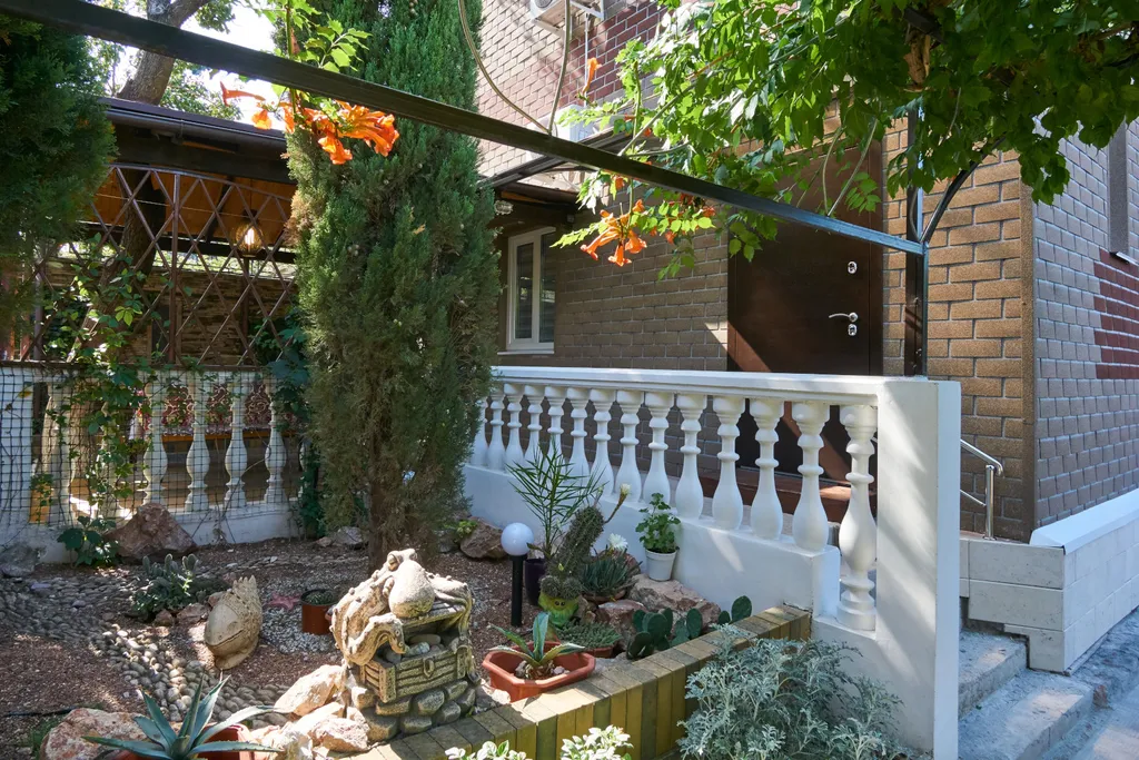 Коттедж Отдельная часть дома с беседкой рядом с парком и пляжем Учкуевка — Севастополь