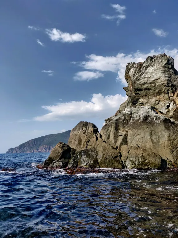 Уютная комната с балконом у моря