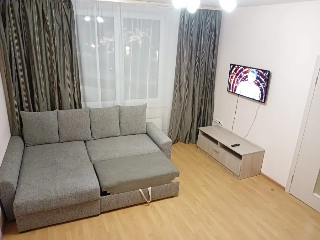 Квартира с видом из окна на покровскую башню и реку великую