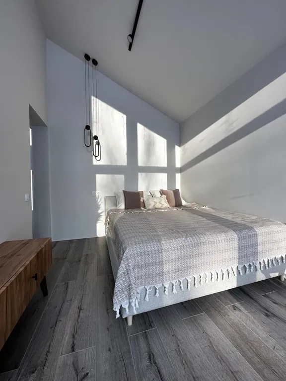 Дом с панорамными окнами и видом на лес