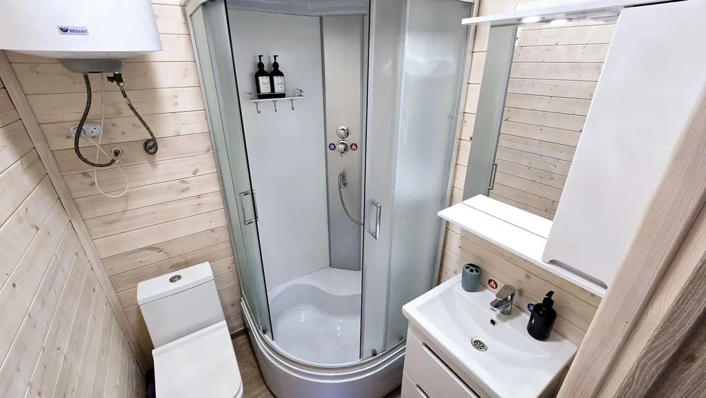 Уютный дом у реки с беседкой и верандой