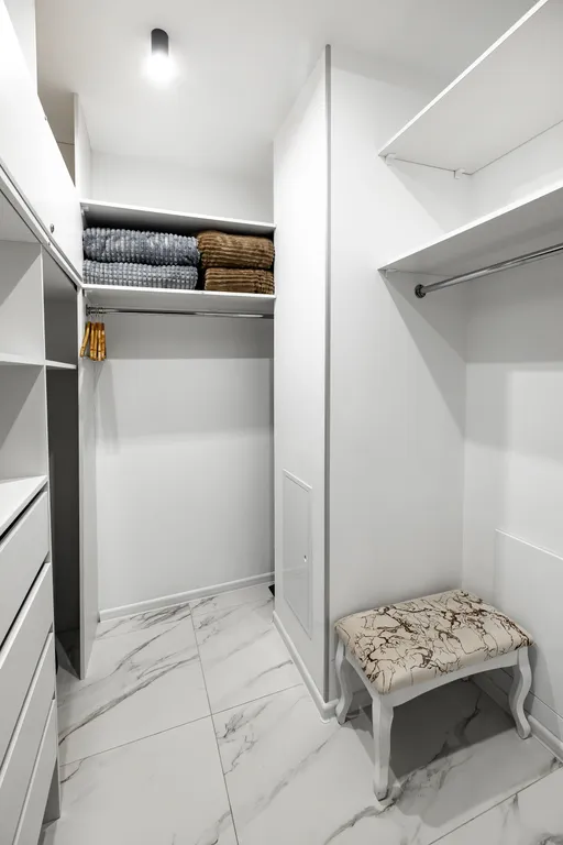 Стильная студия с ванной у панорамного окна и видом на горы