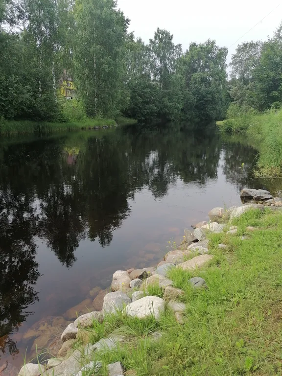 Уютный домик у реки