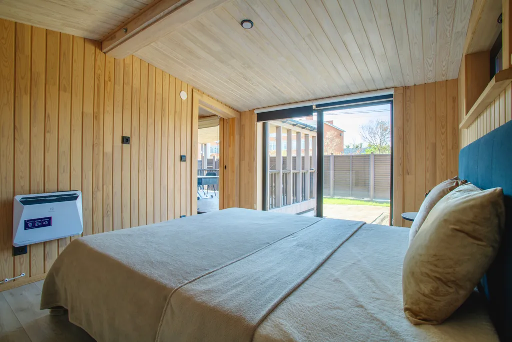 Уютный деревянный дом возле моря