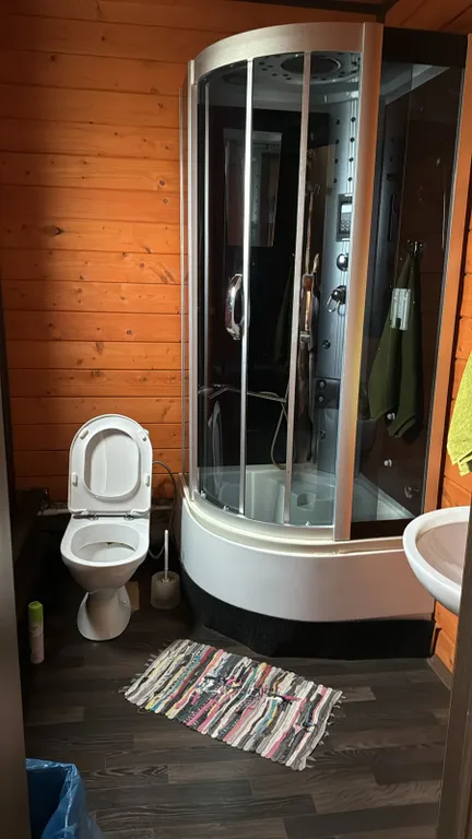 Деревянный коттедж с большой территорией рядом с городом