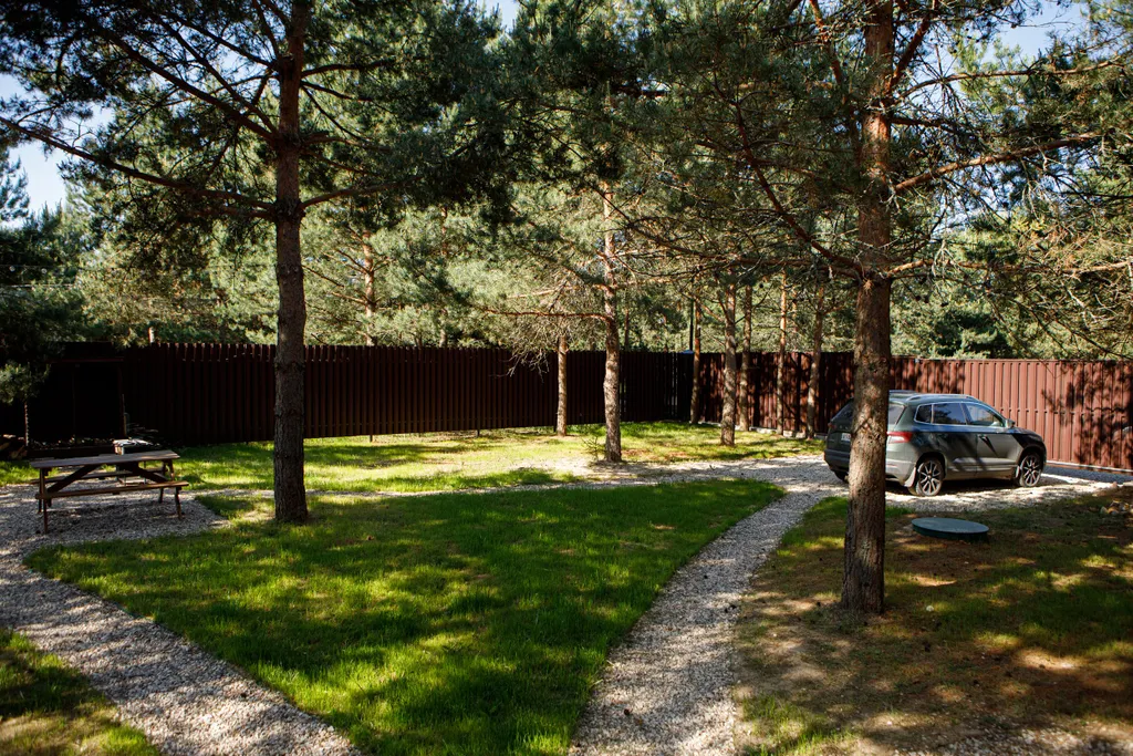 Дом с сауной и горячим чаном на участке с соснами