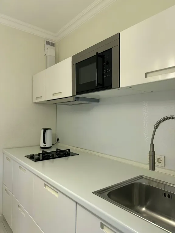 Две изолированные спальни с видом на горы в центре Ялты.