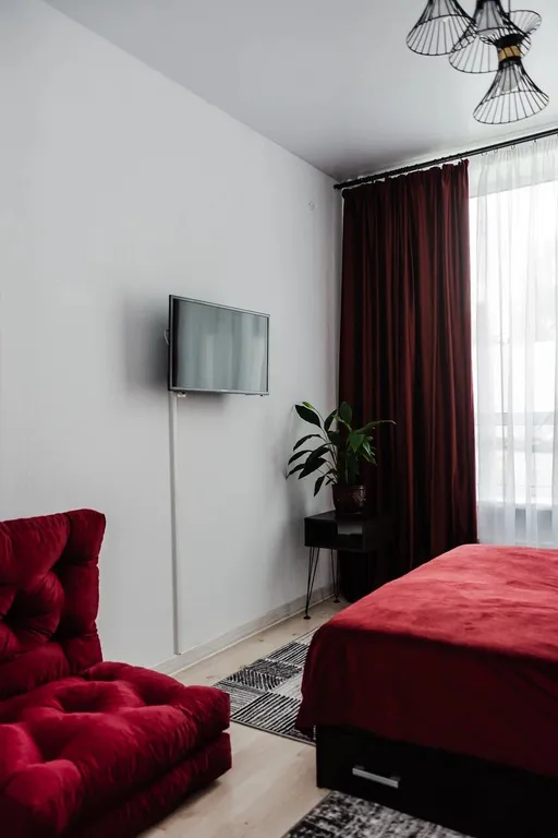 Новая просторная дизайнерская квартира с высокими потолками