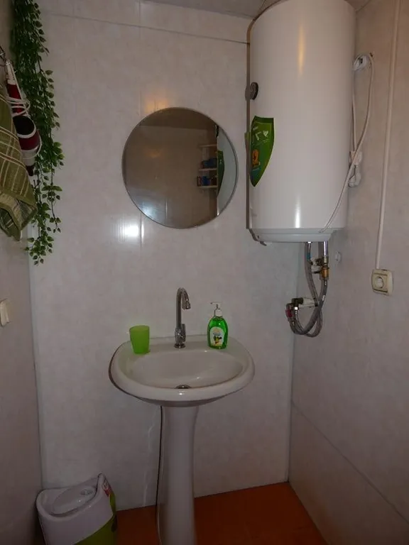 С общим душем и туалетом