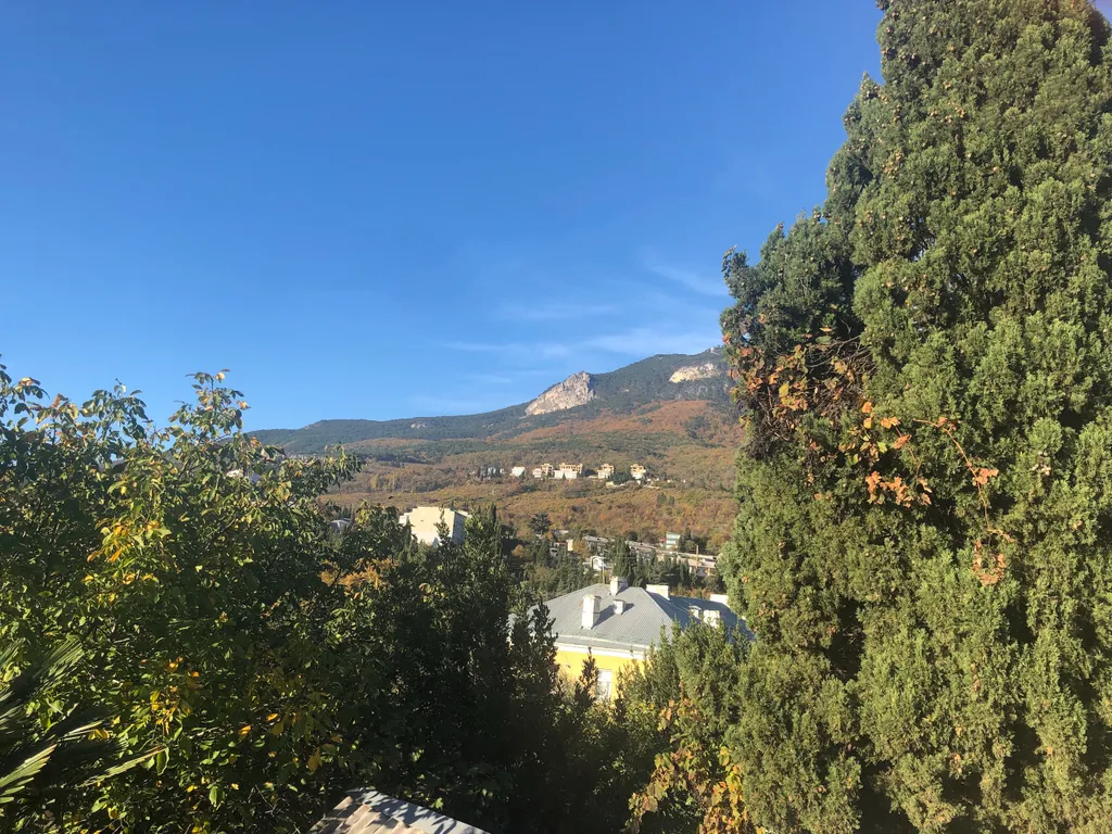 Двухэтажный дом с шикарным уютным двором в самом центре