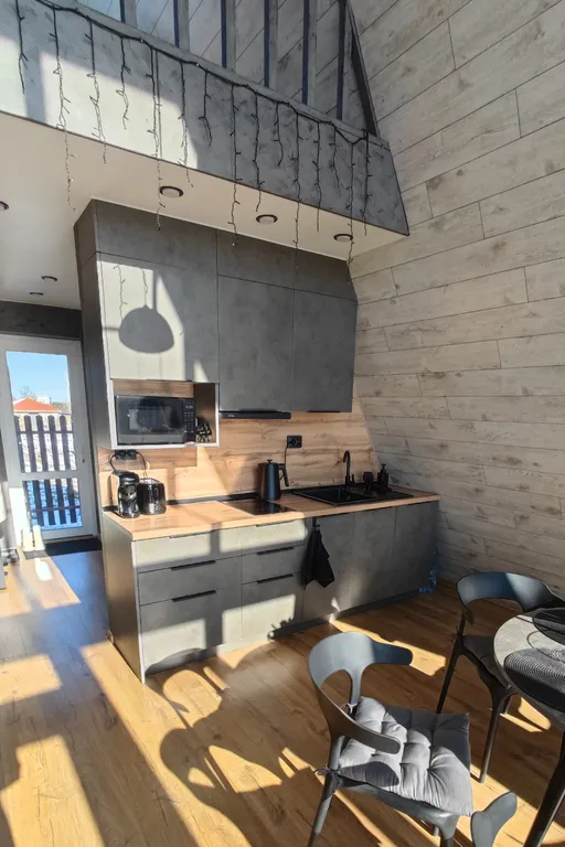 Панорамный домик с теплым бассейном в пяти минутах ходьбы от города