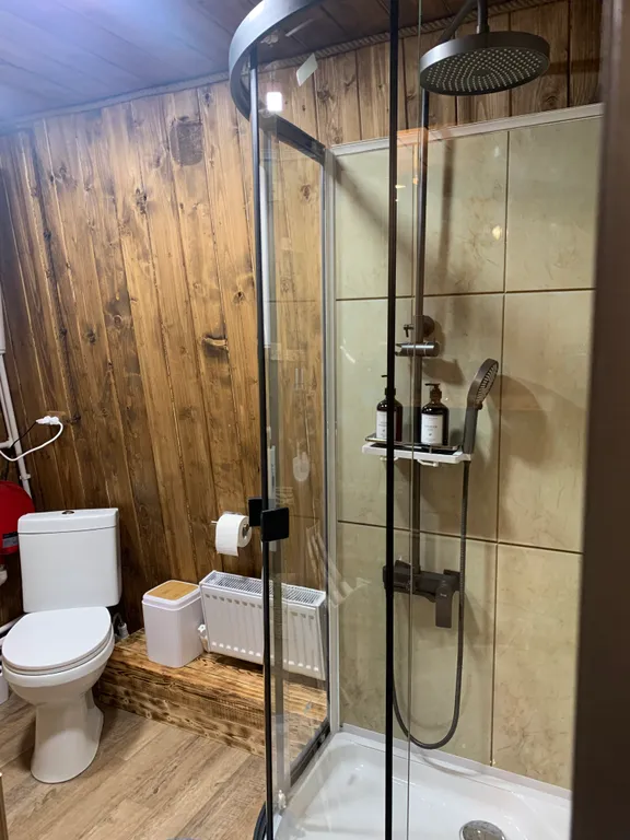 Уютный двухэтажный домик у реки, треугольник