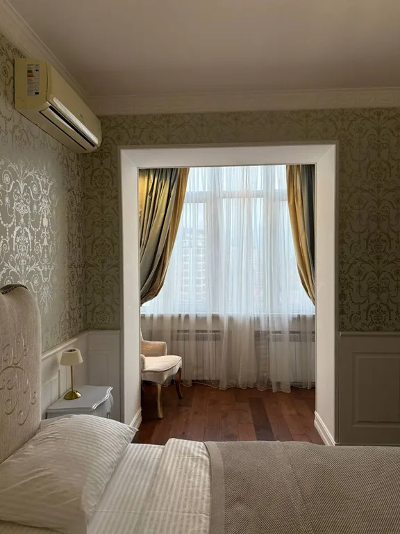 Квартира с видом на горы, город и храм Святого Георгия от Juls Apart