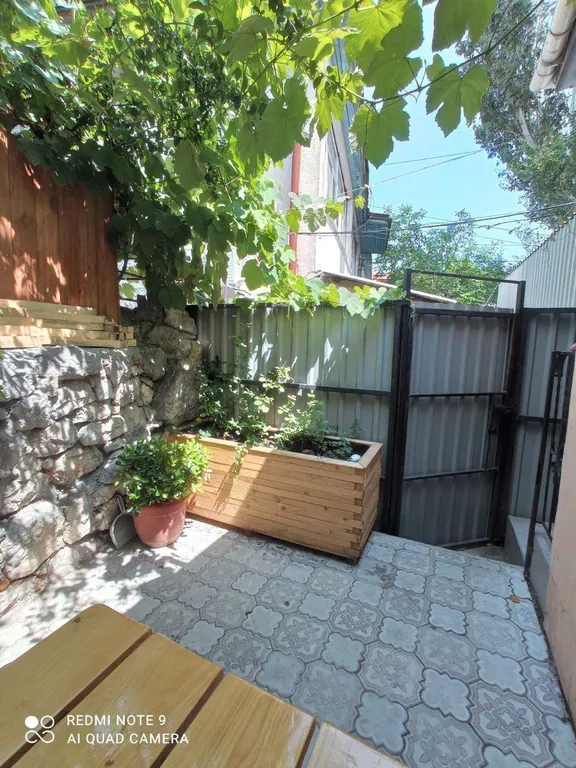 Комфортная квартира-студия с балкончиком в центре Алупки у дворца