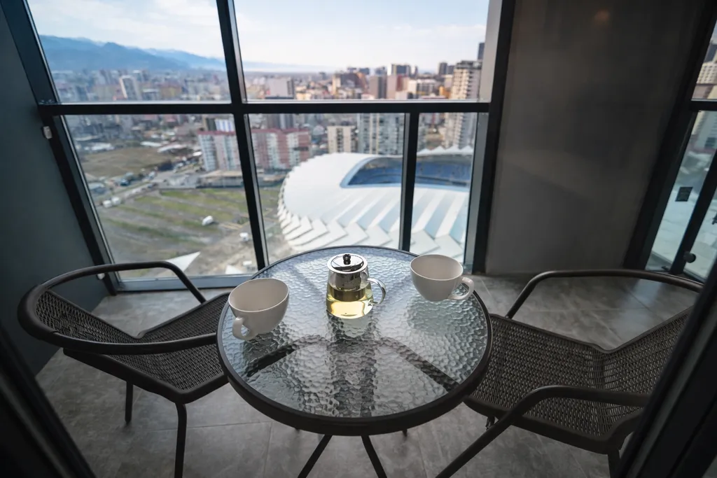 Студия с панорамным видом на город, горы и стадион