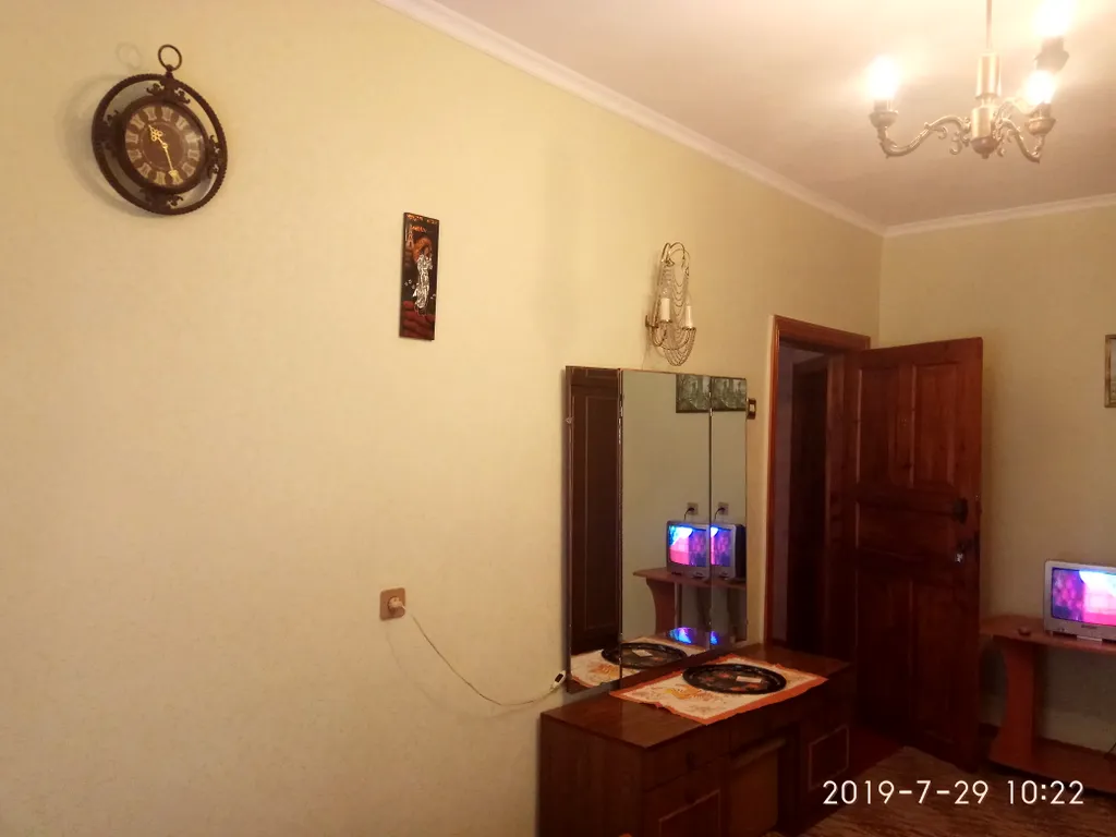 Светлая комната с видом на осенний сад