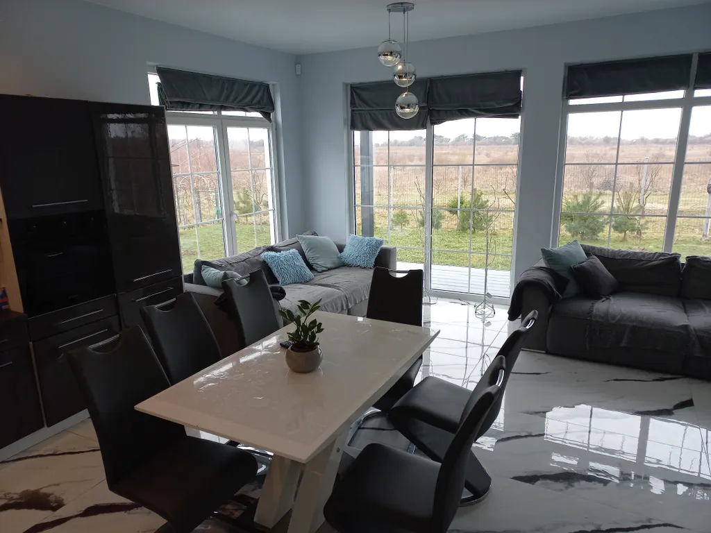 Дом с видом на море и отдельно стоящей баней.