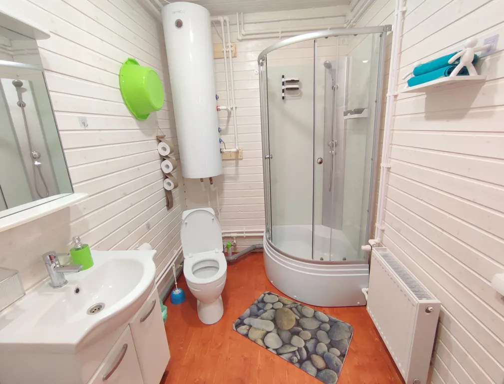 Петербургская дача на холме прямо у озера