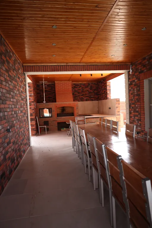 Вилла с бассейном на берегу реки в 30 минутах от центра города