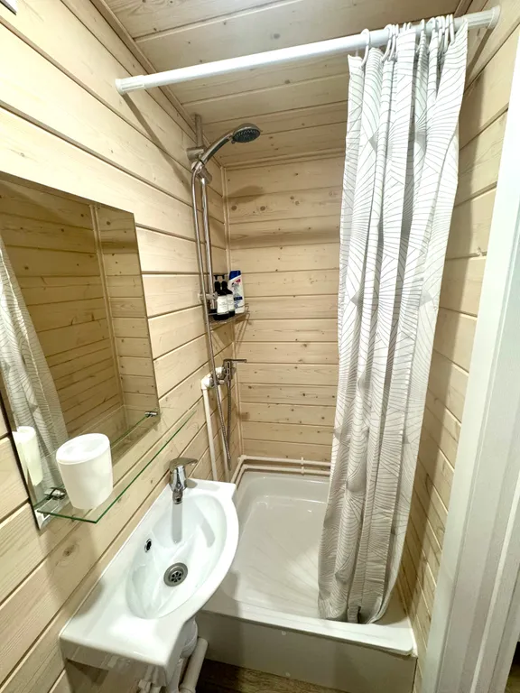 Уютнейший домик в лесу в черте города с панорамным окном, видом на лес