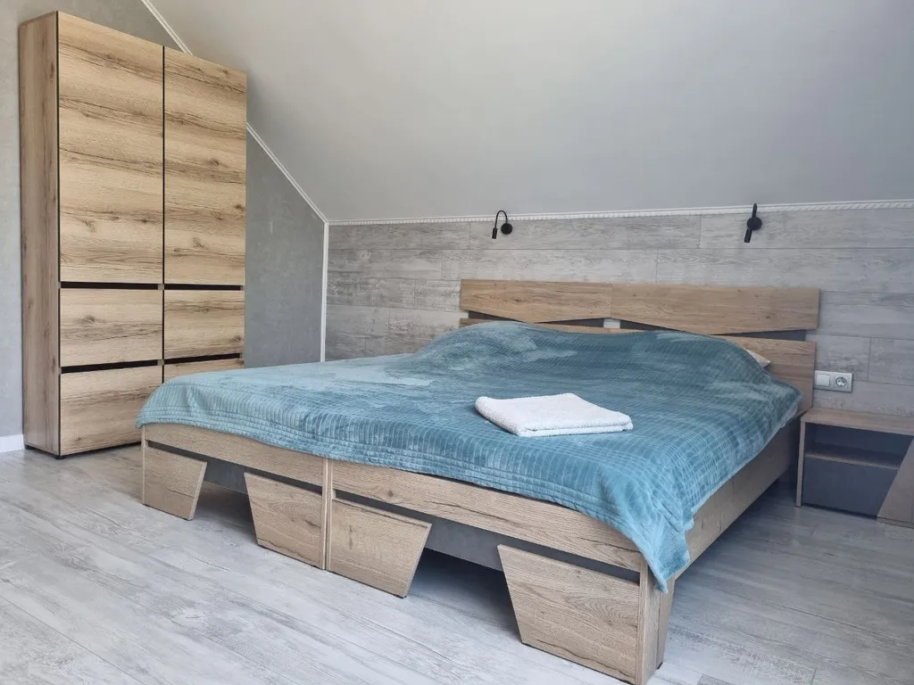 Зелёный дом на берегу Катуни с видом на реку и горы