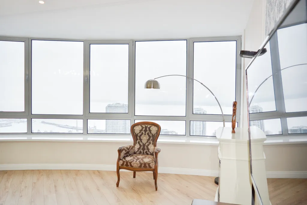 Апартаменты с панорамными окнами на залив