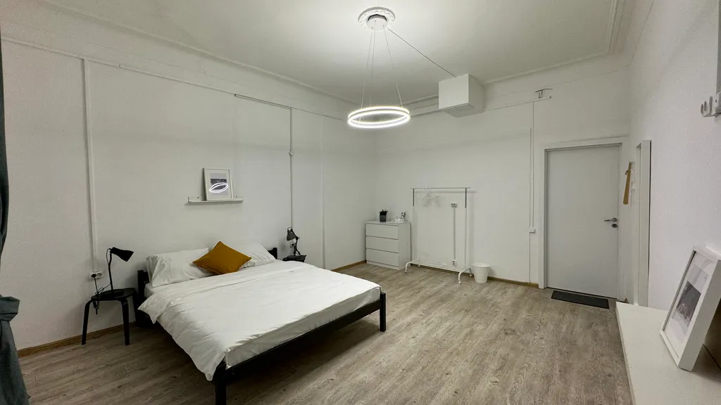 Большая и уютная комната у Московского Кремля