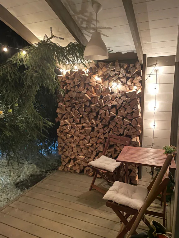 Уютный домик в ёлках